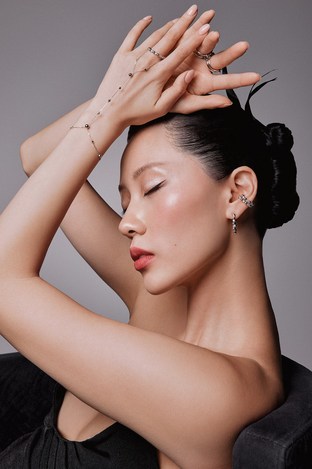 ENISHI HAND CHAIN - WHITE GOLD - Noora Shawqi - Diamond Jewellery - Japan